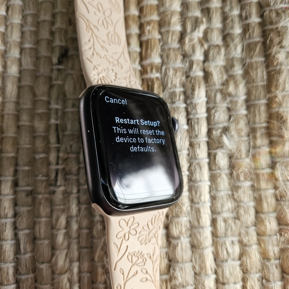 πSOLDπWomen's Apple Series 6 Watch (GPS, 40mm) w/x6 Bands - Picture 3 of 13